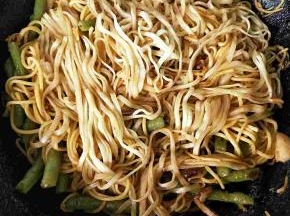 盖上锅盖，中小火，焖至水分收干，用筷子挑散，装盘。