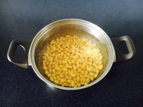 黄豆泡发10个小时后，大火煮开，小火煮5分钟，撇去浮末，沥干水分备用。