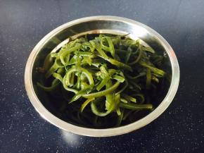 海带丝，清洗数遍去除盐分，剪成你所需要的长度。