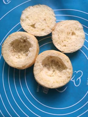 把面包的顶部切开，下半部分挖空