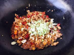 放入葱花且炒出香味。