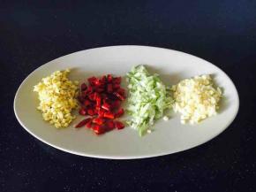 姜切成碎末，葱切成葱花，蒜切成蒜末，干辣椒用水泡10分钟，用厨房用纸吸干水分，切成1厘米的辣椒段。