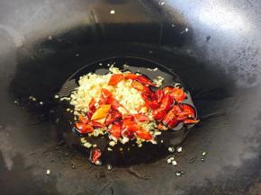 起锅，热锅凉油，放入姜末和辣椒段爆香。