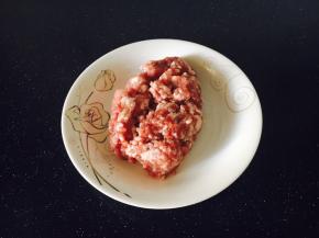 肉末
我买的是猪梅花肉，商家用机器饺了3遍，这样肉粒口感更好。