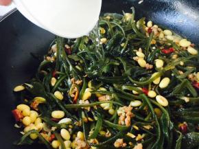 加入1小碗清水，大火煮开，小火炖10分钟左右。