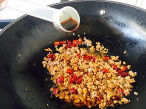 倒入2勺生抽，1小勺老抽，1小勺蚝油，翻炒几下。