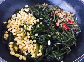 放入海带和黄豆，翻炒几下。