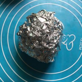 用锡纸包好，放入烤盘，放入预热好的烤箱上下火150度烤10分钟