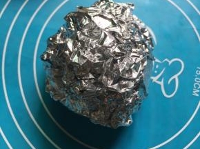 用锡纸包好，放入烤盘，放入预热好的烤箱上下火150度烤10分钟