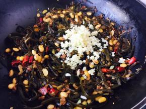 最后用水淀粉勾芡，撒入蒜末，翻炒均匀。