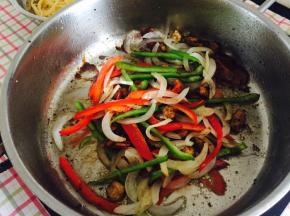 然后加入洋葱丝和彩椒丝一起翻炒几下。