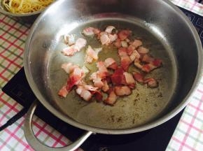 锅里留底油，加入培根片，小火煸炒，炒至培根变色，之后加入牛肉粒翻炒几下。