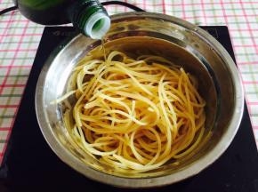 水烧热后放入意面，意大利面开锅煮5～10分钟，煮到自己满意的口感为好。（我一般煮到意面带一点点白芯儿，因意面稍后还要下锅翻炒。）煮好之后捞出控水，放少许橄榄油拌匀。