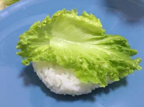 平平的饭团摆到最底下，上面铺好生菜。