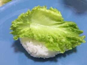 平平的饭团摆到最底下，上面铺好生菜。