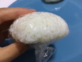 借助保鲜膜捏饭团。