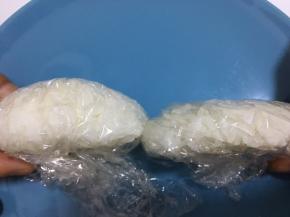 上下两个饭团做成汉堡的样子，一个平平的扁扁的，一个胖胖的高高的。