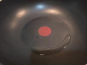 锅中入油烧热。