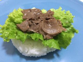 摆上炒好的牛肉片。