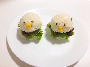 小鸡饭团摆在最上边。