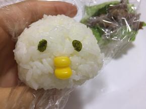 海苔剪出小鸡眼睛的造型，摆到合适的位置。