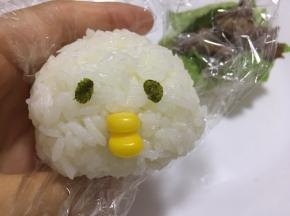 海苔剪出小鸡眼睛的造型，摆到合适的位置。