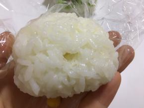 胖胖的饭团靠近中间下侧筷子戳一个小洞。