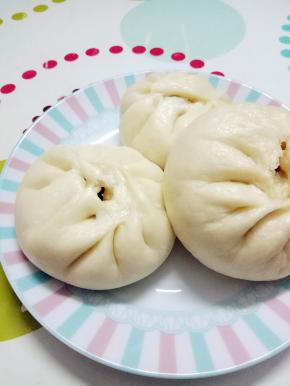 关火后先不要揭锅盖，先焖3分钟再揭锅盖，这样蒸出来的包子就很饱满了