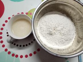 酵母用温水调开，加少许白糖可助发酵。