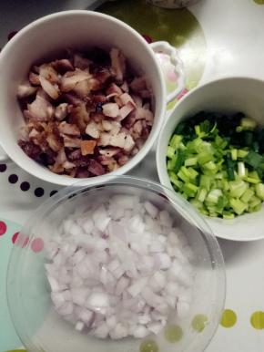 在面团发酵的时候就可以准备馅料了。叉烧买半肥的比较香，切成粒。洋葱切粒，葱切葱花。