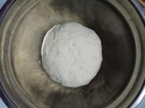 面粉加入酵母水，揉成面团。放到温暖处，发酵一个小时。