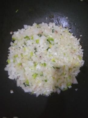 洋葱一直炒到微微变色，这样炒出来的馅料才会更香