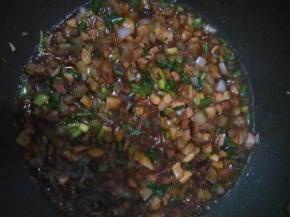 翻出香味再倒入酱料，加少许白糖，耗油，酱油，喜欢颜色深一点的加老抽，不需要放盐