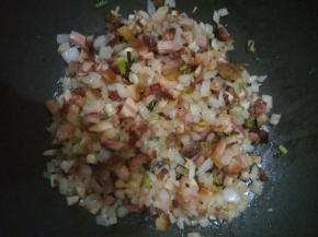 .然后再加入叉烧粒翻炒