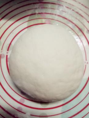 发酵好的面团，反复揉至表面光滑，把里面的空气排出来。