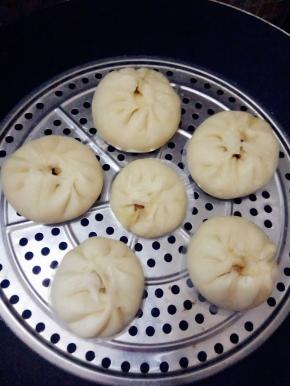 做好的包子先在锅里醒发5分钟，再开水上蒸，蒸10-15分钟即可。