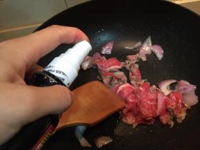 加入少许酱油调味。