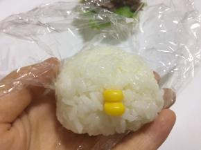 塞两个玉米粒做小鸡的嘴巴。