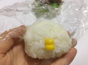 塞两个玉米粒做小鸡的嘴巴。