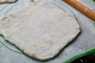 放置好的面团轻轻擀薄（不需要过分薄）