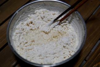 再倒入冷水进行和面