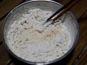 再倒入冷水进行和面