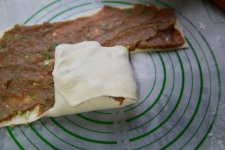 右边的再盖过来（如图所示）