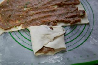 再把左边的折过来（如图所示）