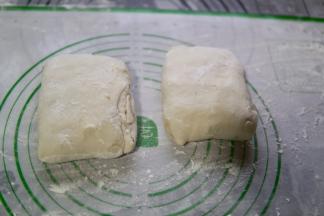 按照前一个面团的方法折好另外一个（像不像两个大砖头）放置10分钟