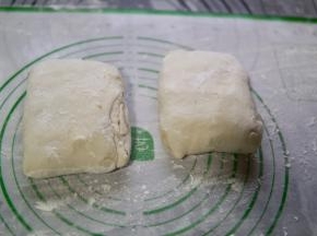 按照前一个面团的方法折好另外一个（像不像两个大砖头）放置10分钟