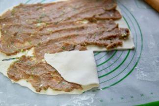 把没有肉的面片往中间折，如图所示