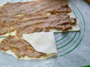 把没有肉的面片往中间折，如图所示