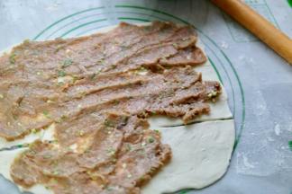 用勺子摊开均匀