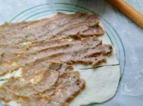 用勺子摊开均匀